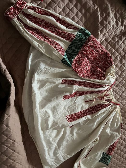 Vând costum popular autentic, vechi , dar în stare foarte bună.