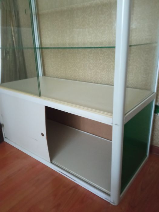 Витрина стеклянная