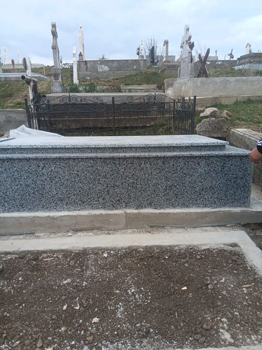 Placări morminte