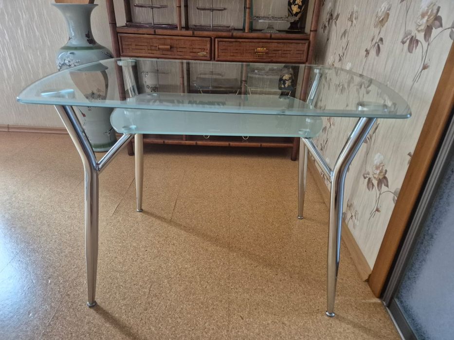 Стеклянный стол!