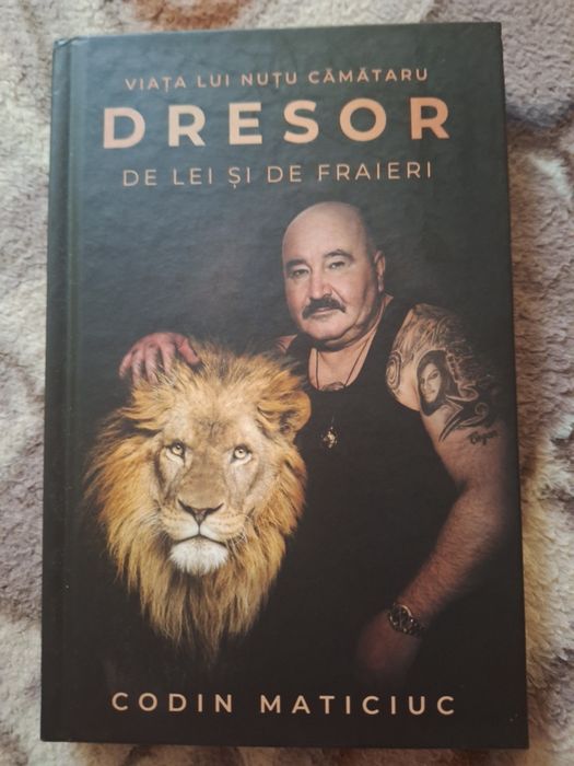 Vând carte Dresorul de lei