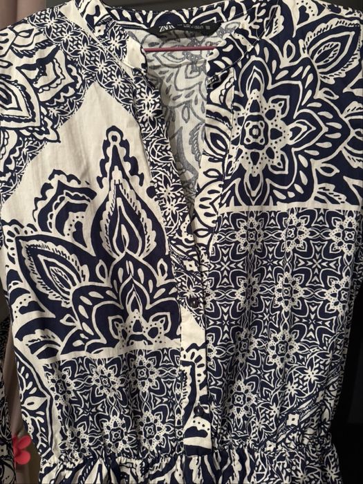 Дамска рокля ZARA в бяло и тъмносиньо с красив орнаментален принт