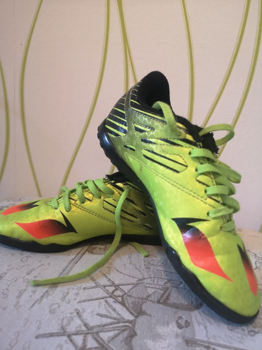 Футболни обувки adidas