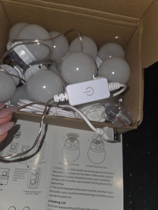 Iluminare masa de toaleta cu becuri tip glob