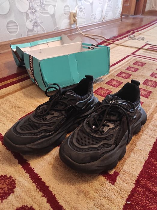 Кроссовки новые 43р