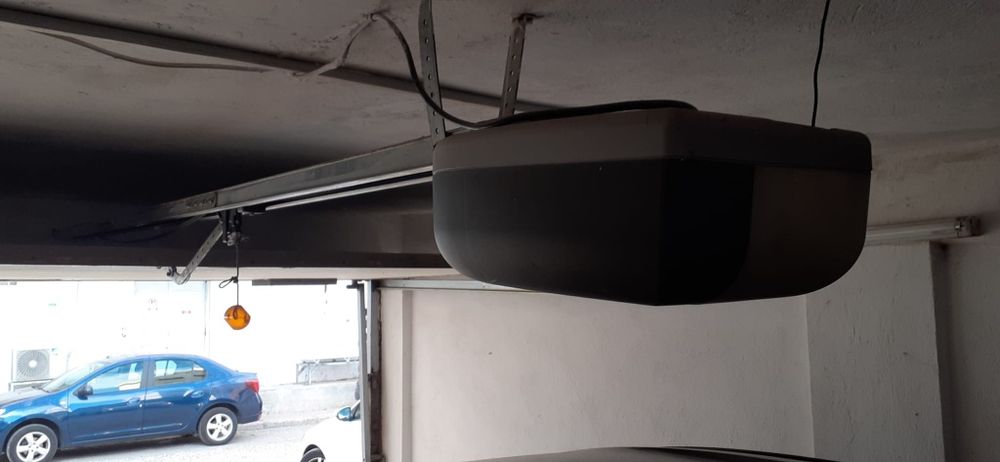 Mecanism pentru acționare electrică ușă garaj