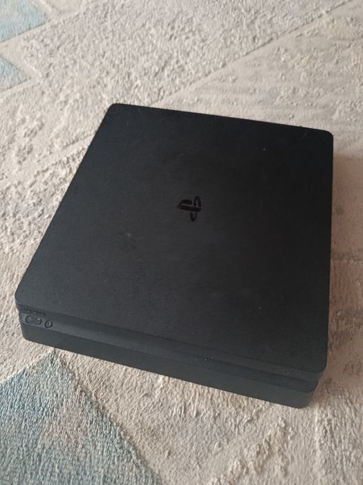 Продам ps 4 slim в хорошем состоянии