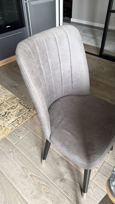 поодам стол со стульями