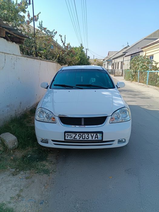 Машина, лассети 2010 сотилади, пробеги 220000 холати яхши