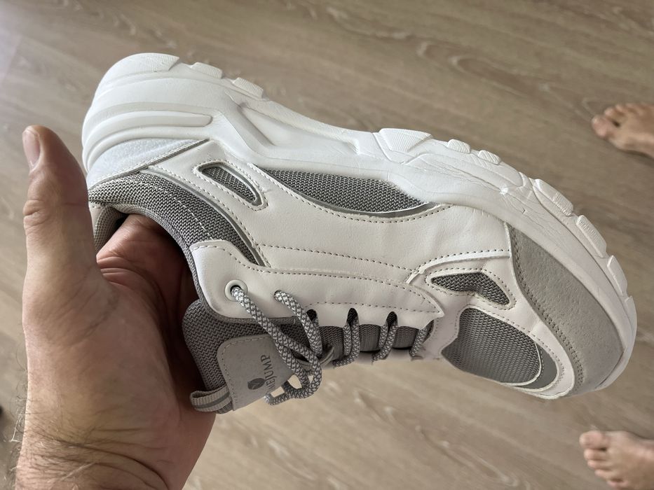 Продам кросовки белые