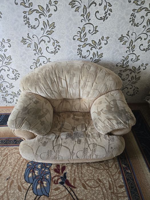 Диван с двумя креслами