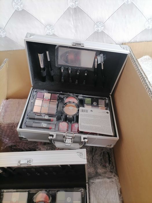 Луксозни куфарчета с гримове и палитри с немско качество