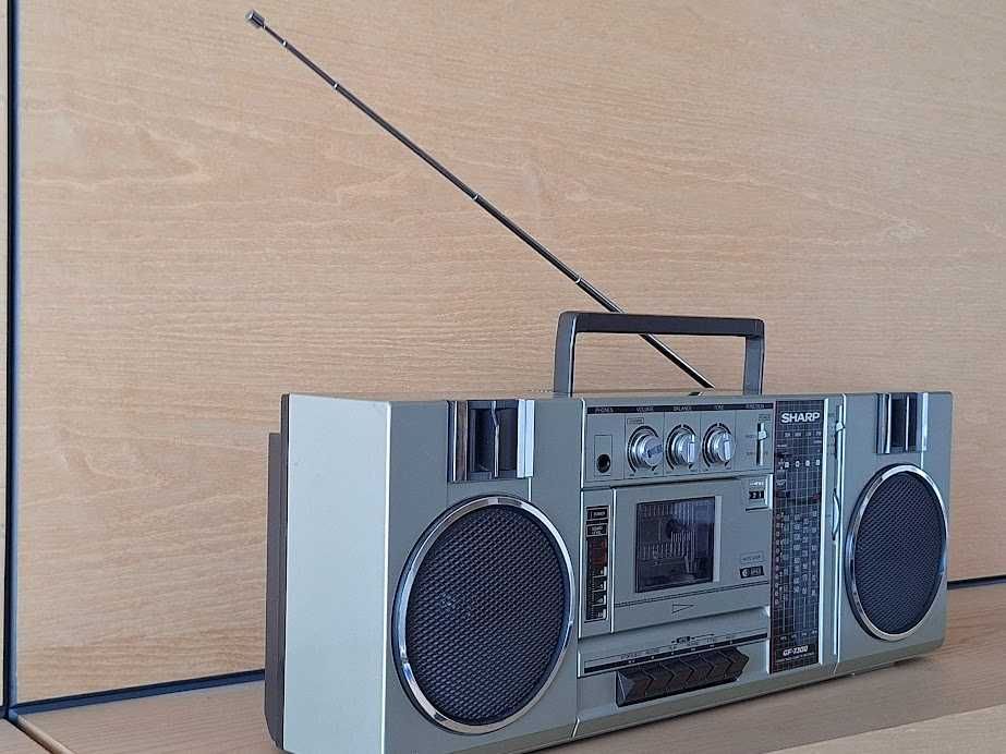 Стерео радиокасетофон Sharp GF-7300HG. Всичко работи, като нов.