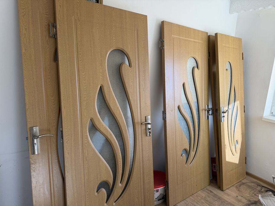 Uși de apartament - STARE FOARTE BUNA