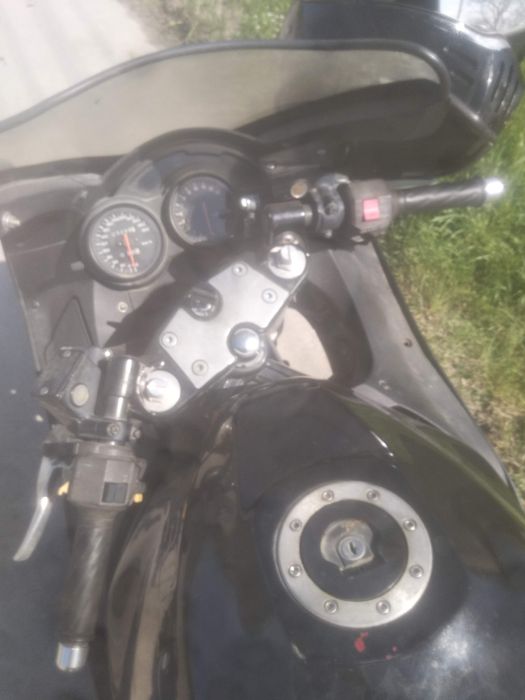 Suzuki rf 900r 1996 137 коня не е пален повече от една година има нужда от акумулатор двигателя върти може да иска почистване на карбуратори