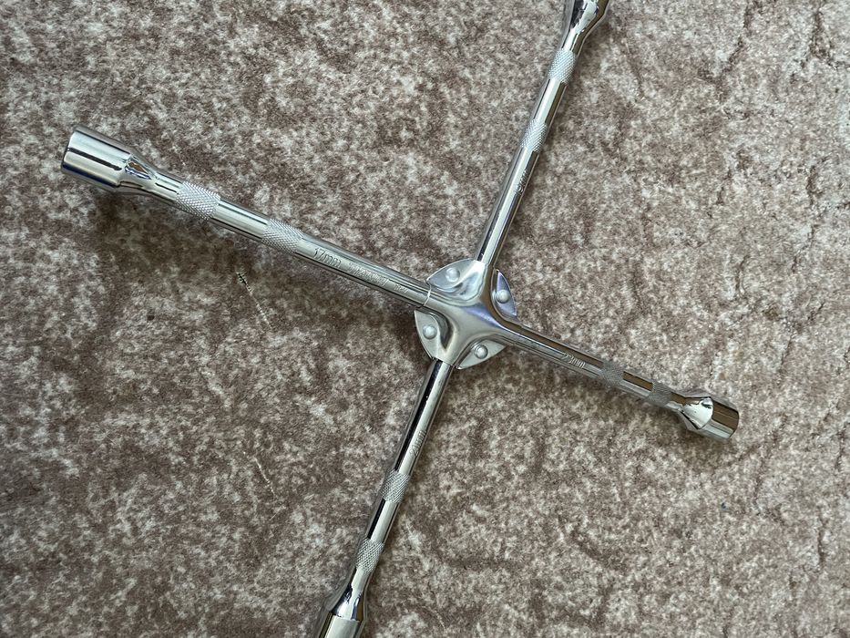 Ключ балоный, буксировочный трос