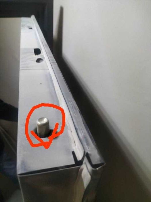 Входная дверь, железная.