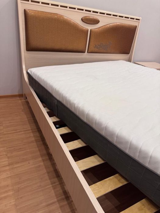 Продается кровать двуспальная 1.6