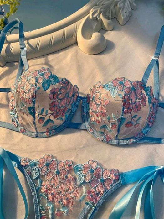 Дамски небесносин бродиран комплект бельо с връзки