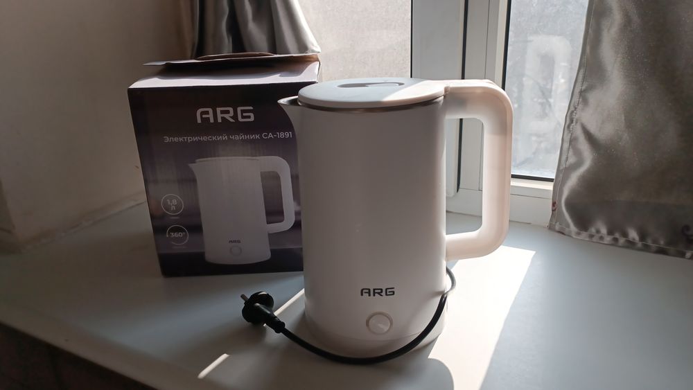 Электрический чайник в коробке