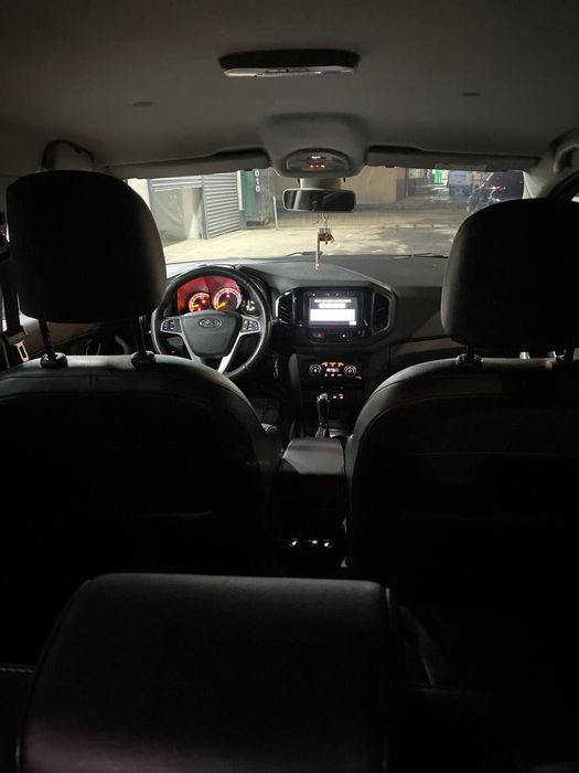 Lada Xray srochni sotiladi