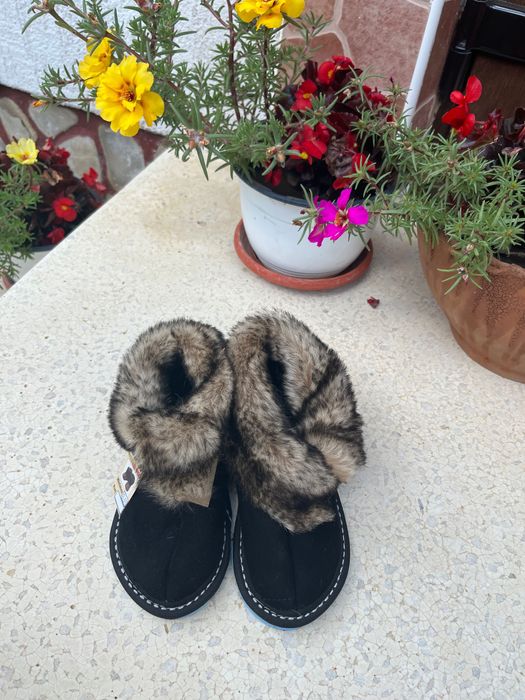 3 perechi Botoși din blană naturală ovină