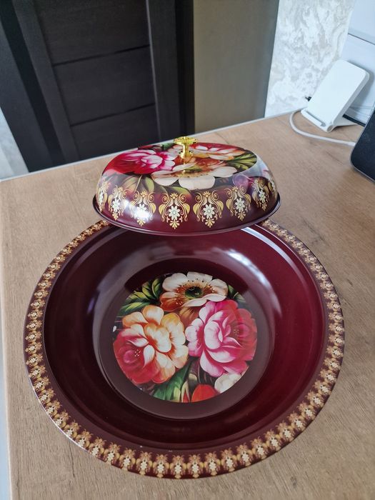 Продам блюдо с крышкой! Новое