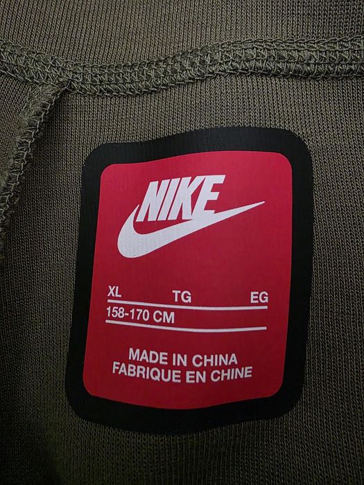 Pantaloni Nike Tech