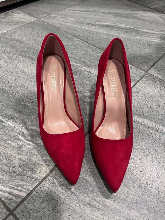Червени обувки на ток, нови и неползвани