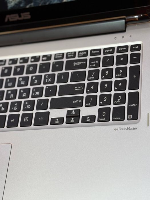 Пподается ноутбук Asus