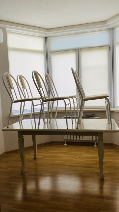 Стол и стулья.