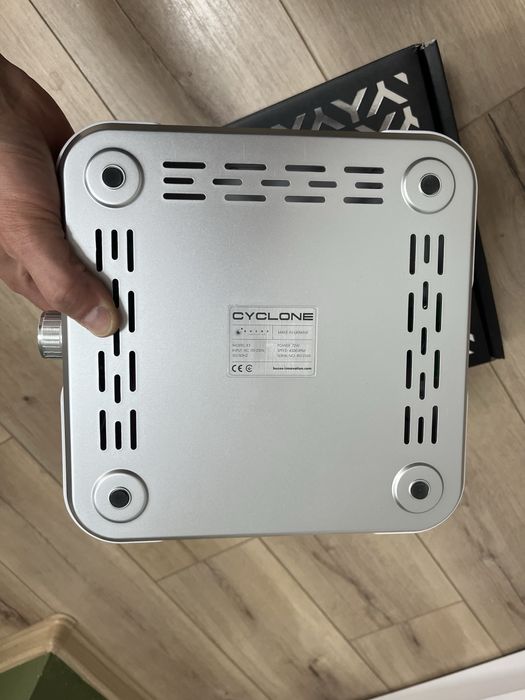 Подарък + Настолен прахоуловител CYCLONE X3 с Hepa филтър