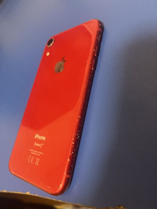 Vând Telefon iPhone ESTE un pic a spart display-ul funcționează tot