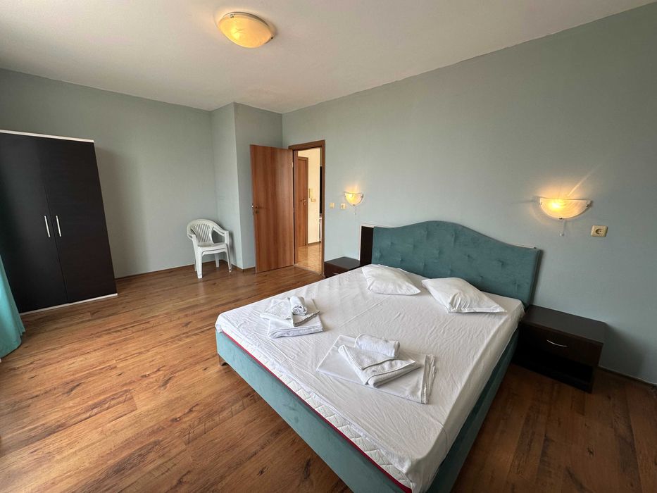 Просторен тристаен апартамент с гледка море, Първа линия