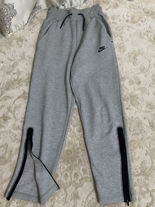 Pantaloni de trening nike tech fleece DE FEMEI !!!