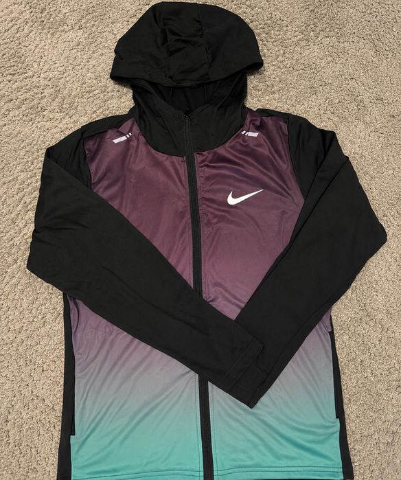 Bluze model sport Nike , 2 modele disponibile , marimi M/L