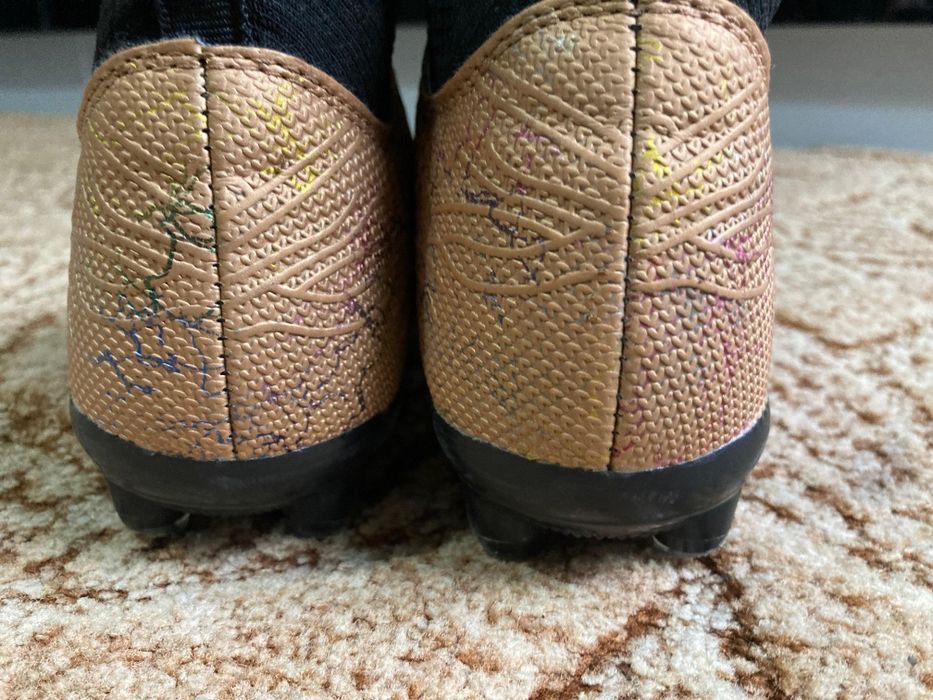 Продаю буцы футбольные.