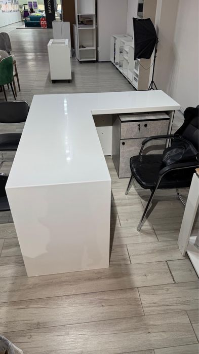 Рабочий стол с отдельным шкафчиком