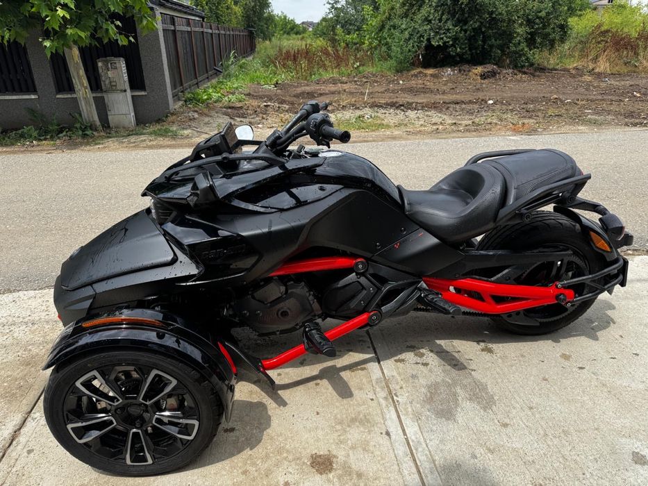 Vând Can-Am Spyder