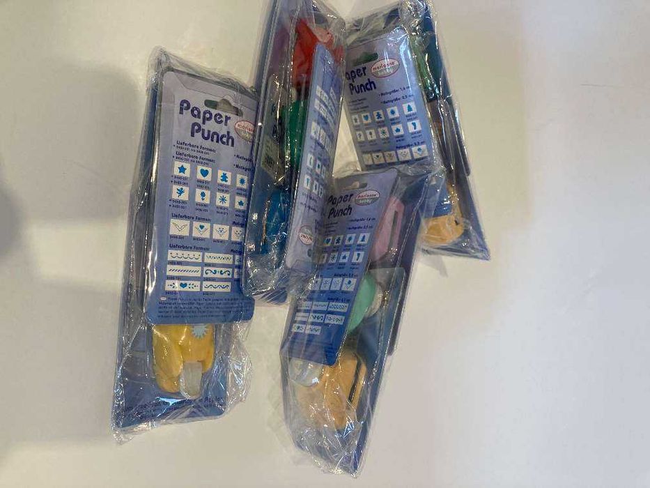 Продавам 400 броя щанци за хартия с мотиви – марка Marianne Hobby