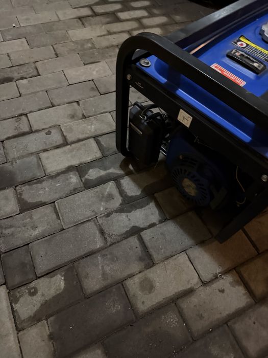 Продаю бензиновый генератор