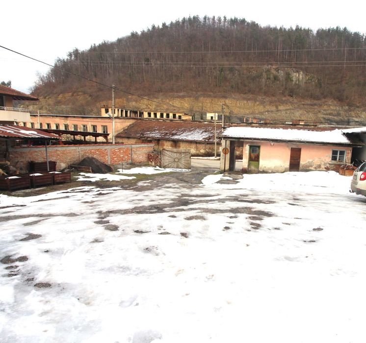 Дава се под наем Промишлена сграда в Габрово, Дядо Дянко - 180 кв.м за 408 € - Снимка #1