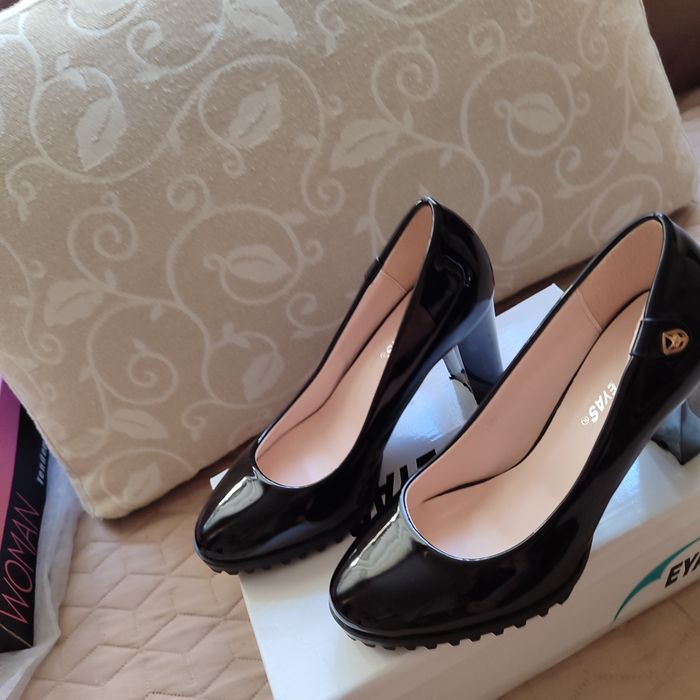 Черни официални обувки и стилна рокля на ZARA