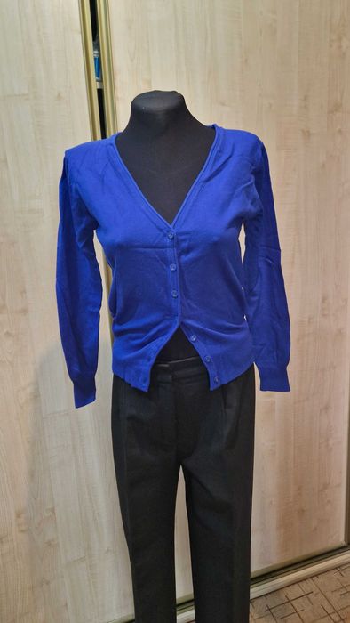 Яркая кофточка на миниатюрную девушку