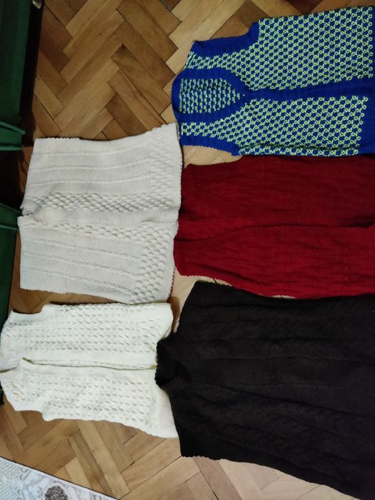 Вълнени елеци и други на една кука и два шиша