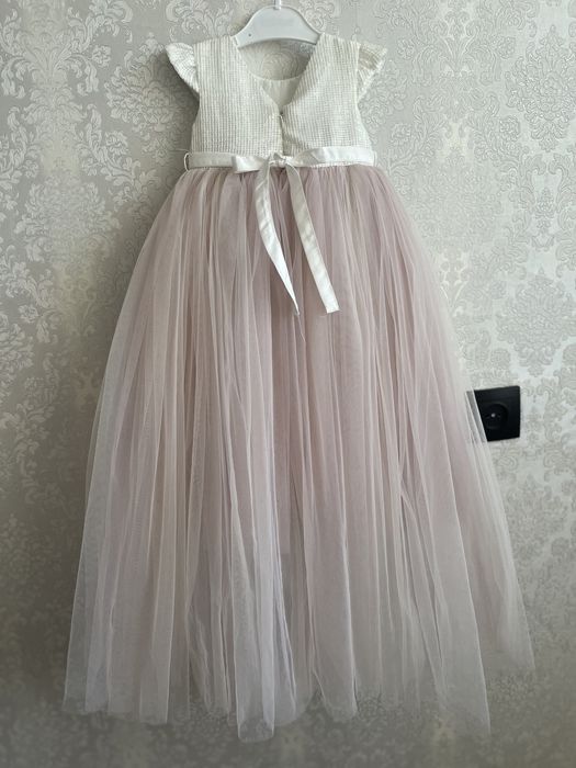 Нарядное платье со шлейфом (92р)