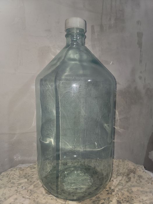 Банки и бутыль стеклянные.