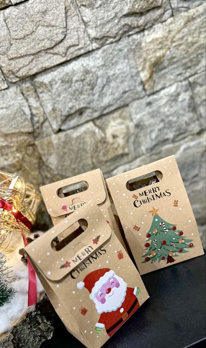 Коледни подаръчета и декорации