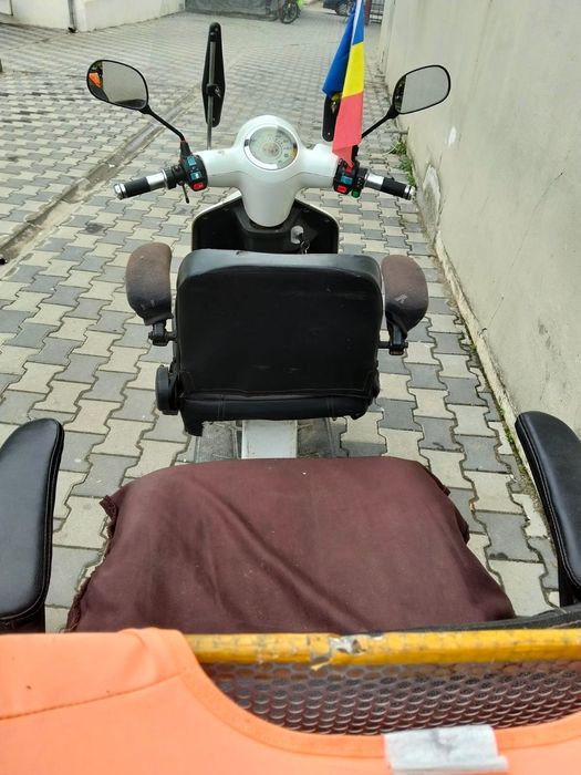 Triciclu electric, două locuri, stare foarte bună