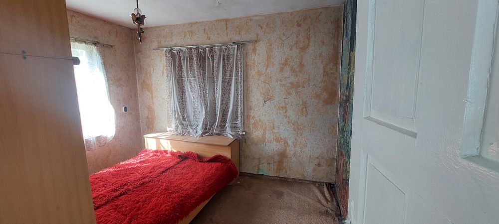 Двуетажна тухлена къща в с.Певците